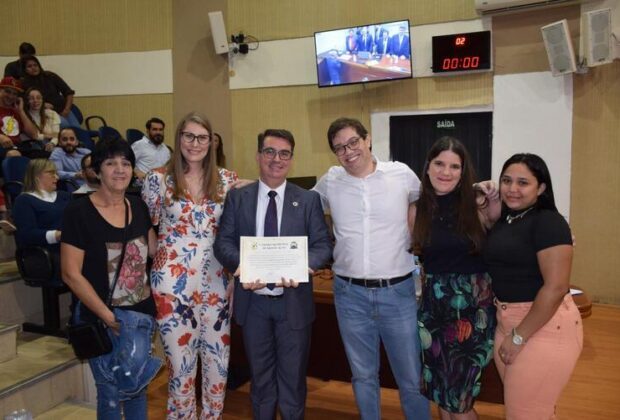 Thiago Cetroni congratula proprietários da “Cheirin Bão”