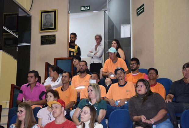 Coletores de lixo em Monte Alto paralisaram as atividades no sábado, 22.