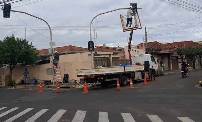 Cruzamento da Rua Ananias de Carvalho X Av. Comendador Castro Ribeiro X Rua Braz Florenzano (esquina do Mausoléu da Menina Izildinha)