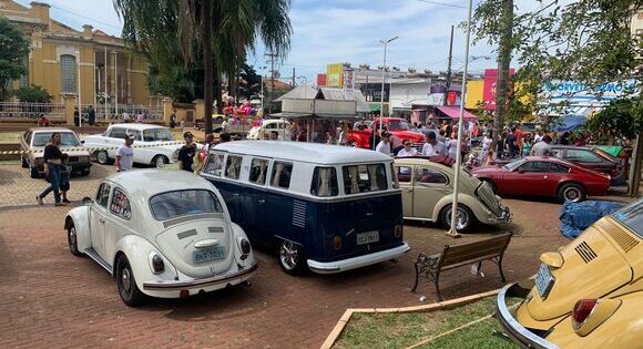 Encontro de carros antigos reúne mais de 300 veículos em Monte Alto