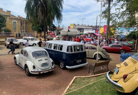 Encontro de carros antigos reúne mais de 300 veículos em Monte Alto