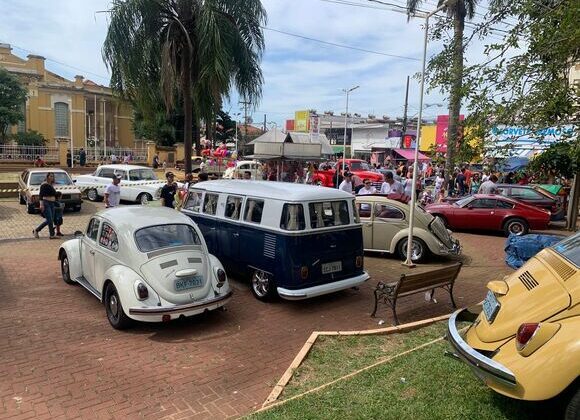Encontro de carros antigos reúne mais de 300 veículos em Monte Alto