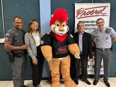 Formatura do PROERD, um programa educacional executado pelo policial Morosini.