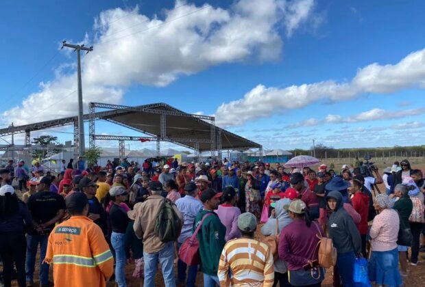 MST ocupa área de pesquisa da Embrapa em Petrolina antes do "Semiárido Show"