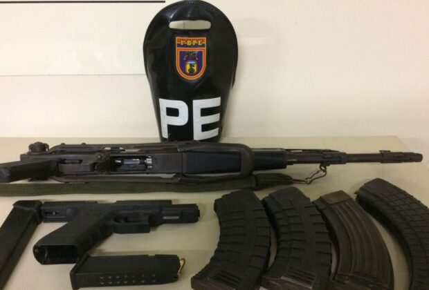 Rio de Janeiro, governo estadual, combate ao crime, fuzis, premiação policial, segurança pública, armamento ilegal, poder bélico, criminalidade armada, estratégia de policiamento, apreensão de armas, incentivo financeiro, polícia civil, polícia militar, registro de armas, controle de armas, criminalidade, redução da violência, medidas de segurança, combate ao tráfico