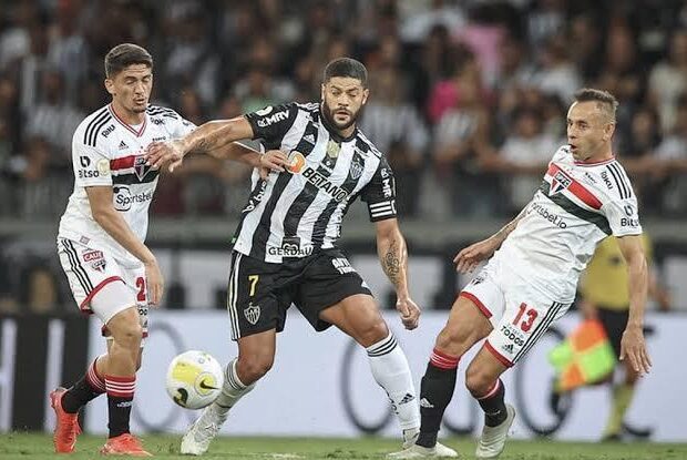 São Paulo pega Galo em tarde de apresentações no Morumbi