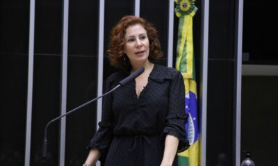 Deputada Carla Zambelli é acusada de envolvimento com hacker