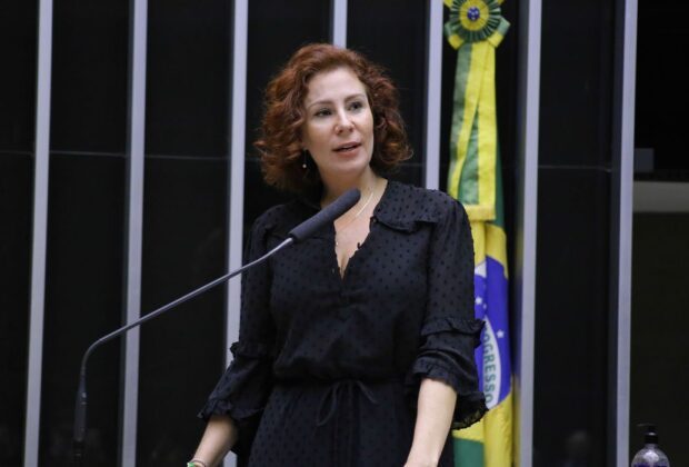 Deputada Carla Zambelli é acusada de envolvimento com hacker